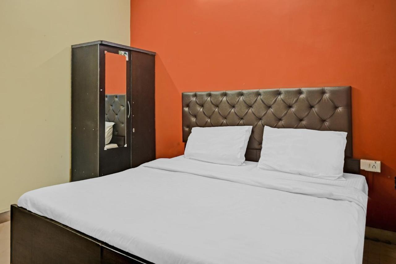 Oyo 7498 Hotel Aparajita Varanasi Eksteriør billede